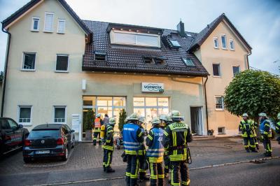 Urbach: Mutter und Kind mit Atembeschwerden - Aetzender Geruch in Wohnung - Feuerwehr im Messeinsatz
